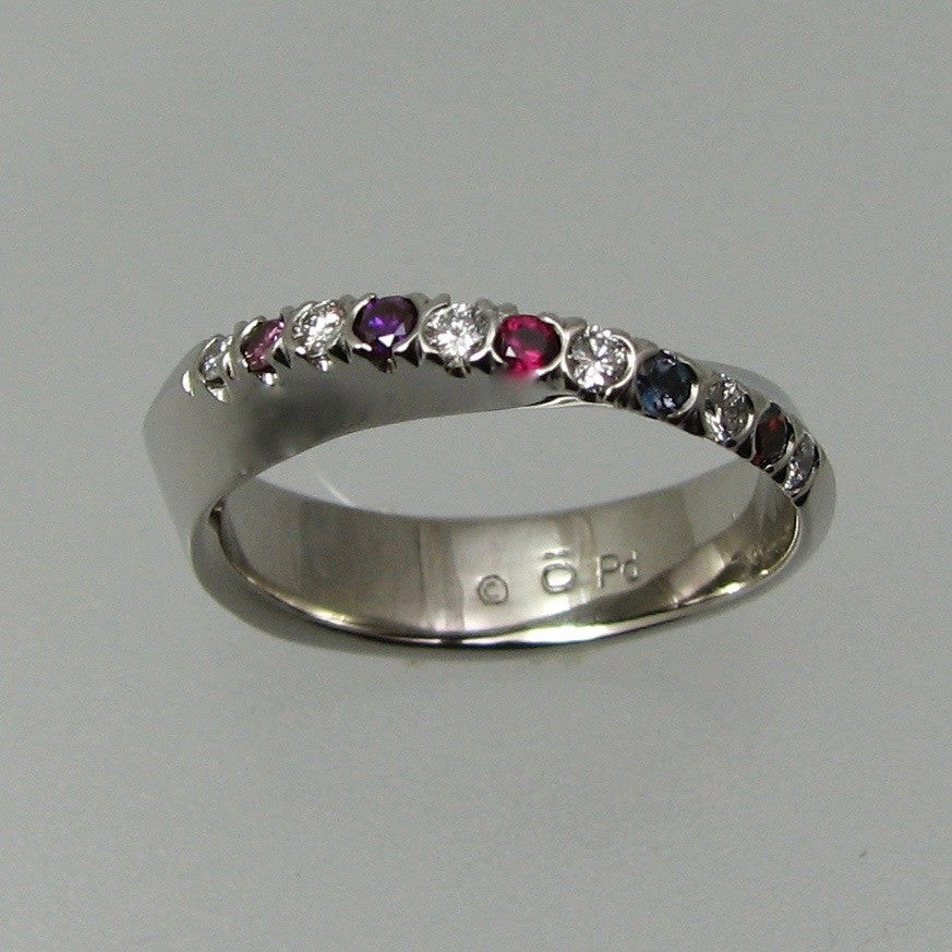 Mini Möbius Ring w/French Set Diamonds